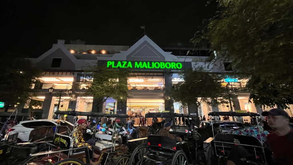 Mall terlengkap di jogja - Plaza Malioboro