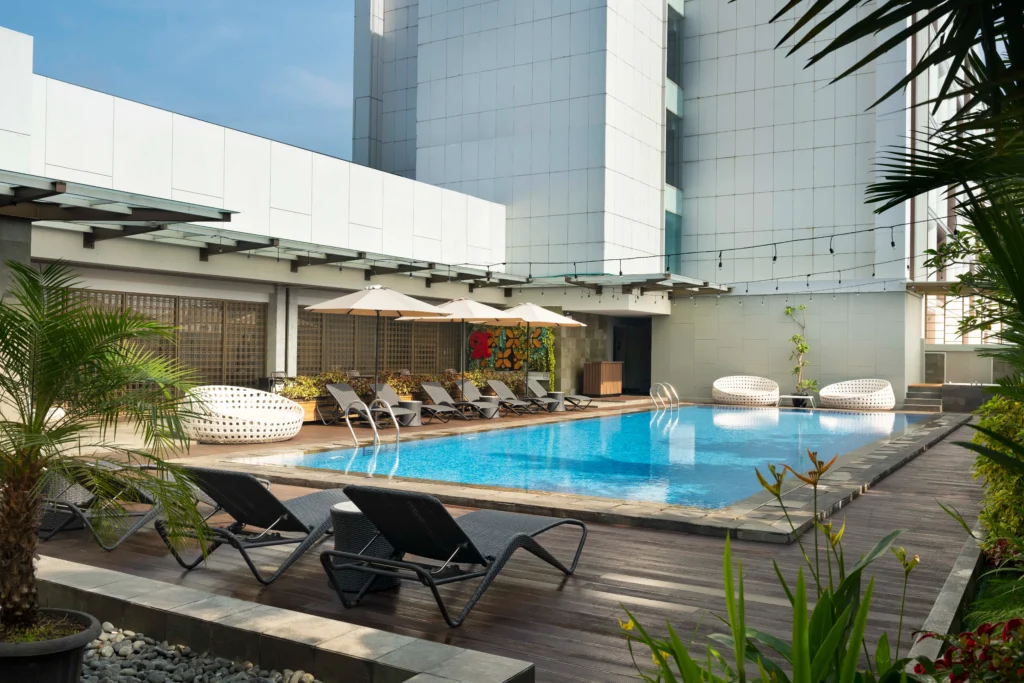 hotel dengan kolam renang