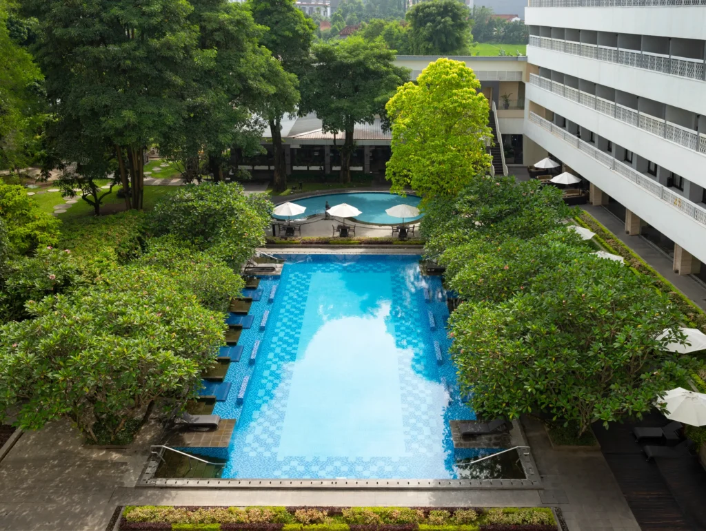 hotel dengan kolam renang