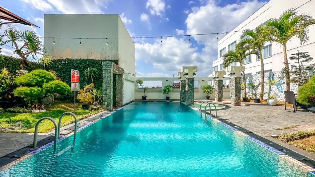 hotel dengan kolam renang