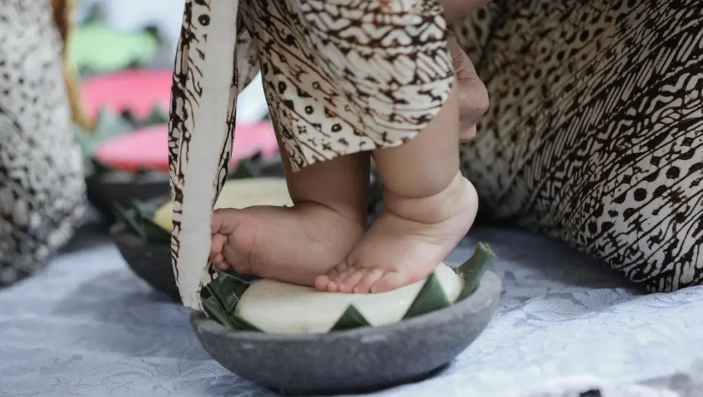 Menginjak Bubur | Tedak Siten