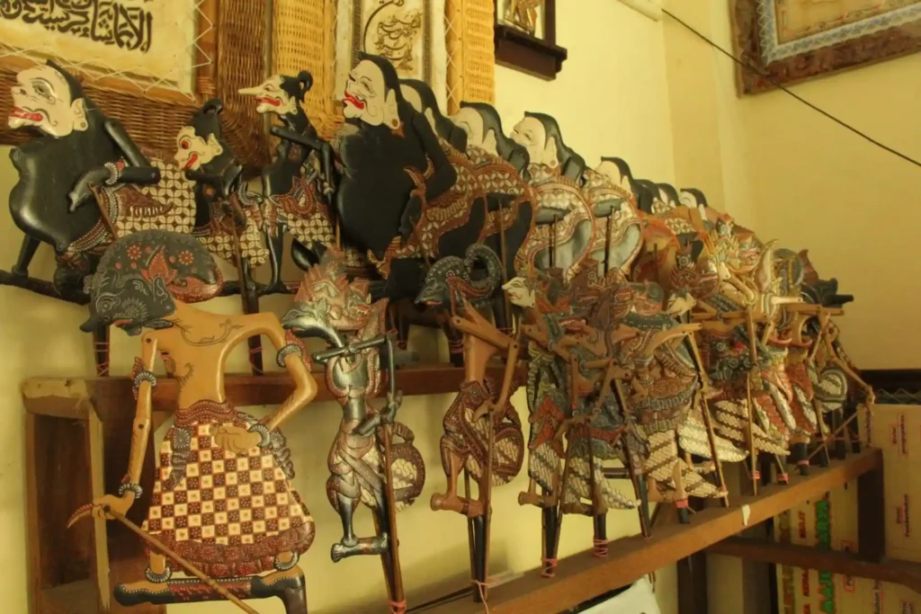 Kerajinan Kulit dan Wayang